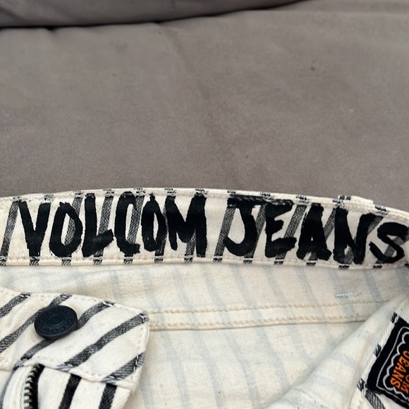 Women’s Volcom Ankle fit jeans - Picture 3 of 3